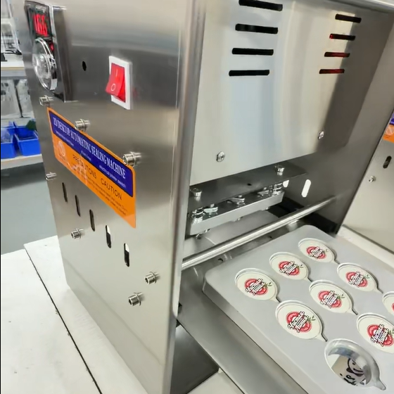 Coffee Tea Machine - เครื่องซีลความร้อนกึ่งอัตโนมัติสำหรับถ้วยพลาสติกและกระดาษขนาด 90/95/120 มม. สำหรับชานมไข่มุกและกาแฟ พร้อมช่องซีลซอสและน้ำผึ้ง 9