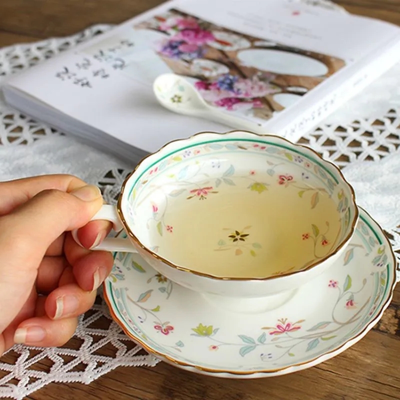 Espresso Cup Saucer - ชุดถ้วยกาแฟเซรามิคยุโรปสไตล์ Bone china ถ้วยชาดําจานรองขนาดเล็กหรูหราบ้านสุภาพสตรีถ้วยน้ําชายามบ่ายชุดชาดอกไม้