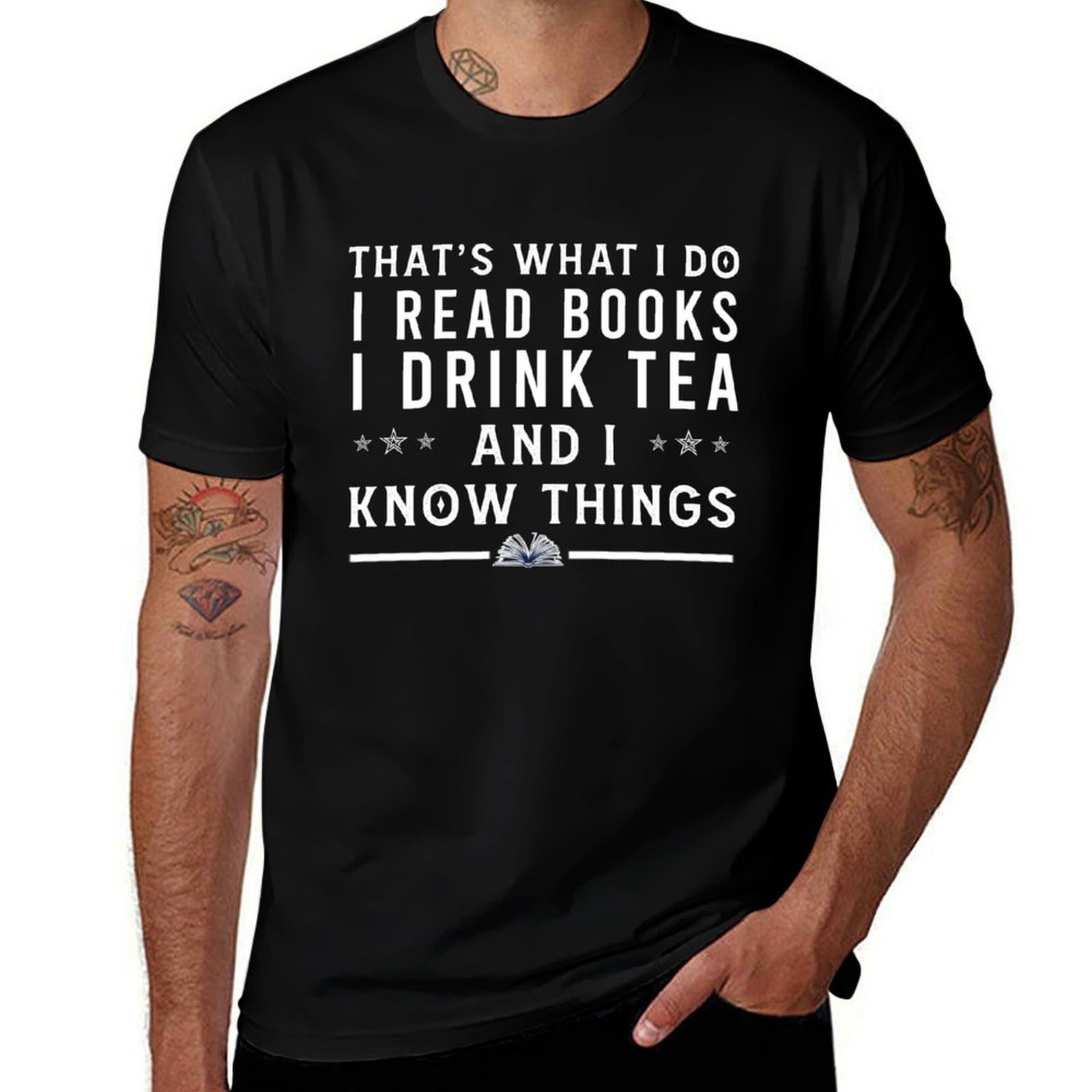 Coffee Tea Knits - นั่นคือสิ่งที่ฉันทำ ฉันอ่านหนังสือ ฉันดื่มชา ฉันดื่มกาแฟ เสื้อยืดวันหยุด เสื้อยืดที่เข้ากับทุกชุด